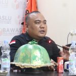 Arham saat memberikan Penjelasan persiapan sidang pembuktian di Mahmakah Konstitusi sebagai langkah awal menyatukan persepsi dalam hal pembuktian yang di lakukan Bawaslu Provinsi Sulawesi Barat