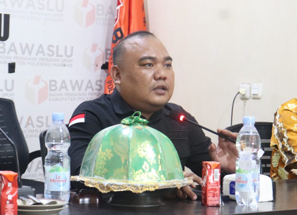 Arham saat memberikan Penjelasan persiapan sidang pembuktian di Mahmakah Konstitusi sebagai langkah awal menyatukan persepsi dalam hal pembuktian yang di lakukan Bawaslu Provinsi Sulawesi Barat